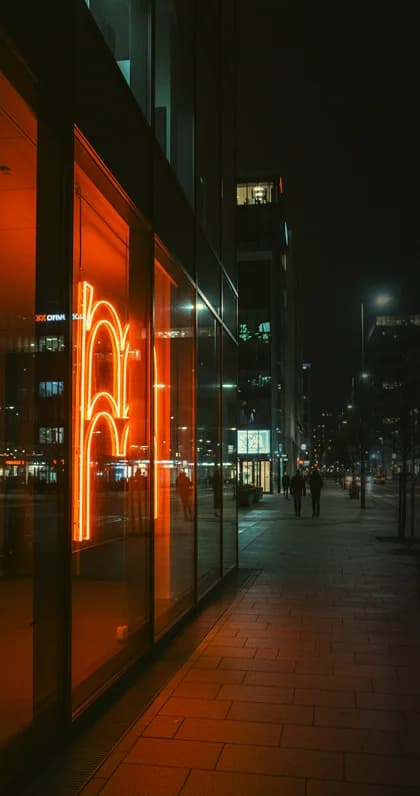 Nocna ulica z neonowym łukiem — morephism Studio, Gdańsk